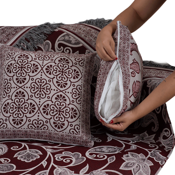 Xale Para Sofá Manta 5 Peças Grécia com Almofadas Cheias em Tecido Jacquard Cor Vinho - Imagem 5
