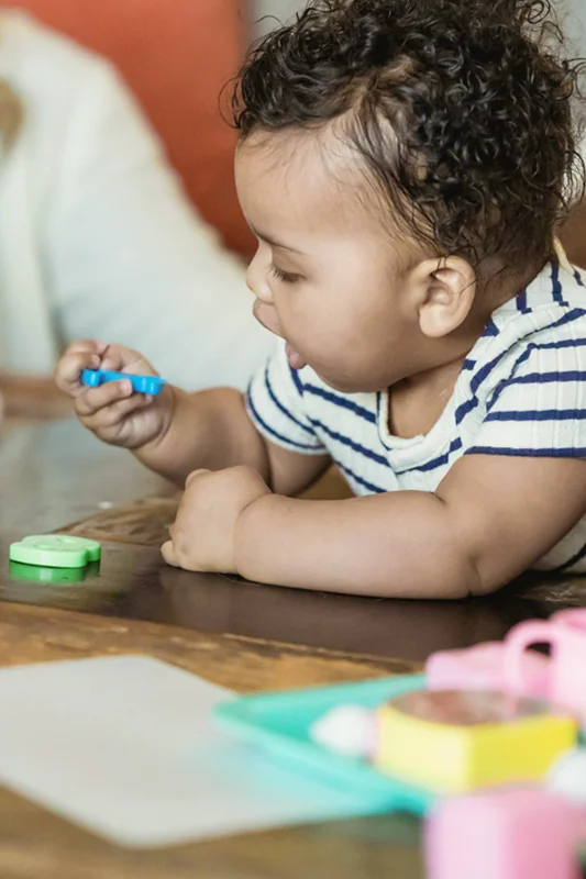 Entenda o que é material atóxico, seus benefícios para a saúde da família e como escolher produtos seguros para sua casa.