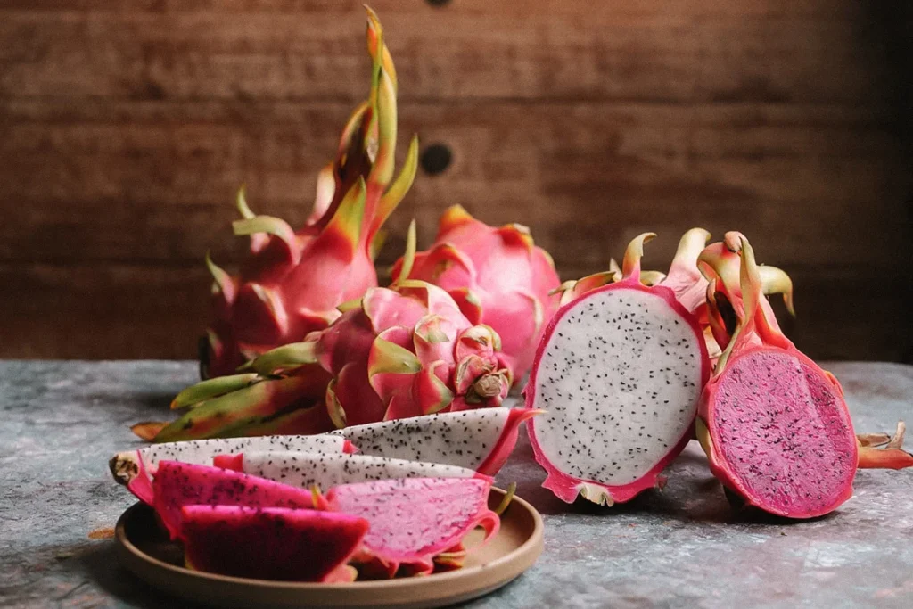 fatias-de-fruta-do-dragao-fresco-em-bandeja-de-madeira